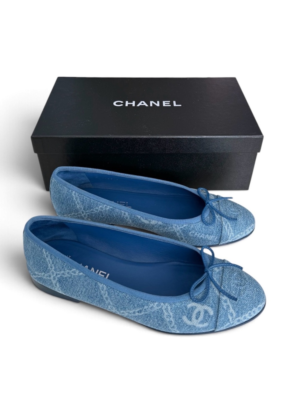 CHANEL Denim CC Logo Bow Tie Cap Toe Ballerina Flats / Size EU 38.5 / Rare